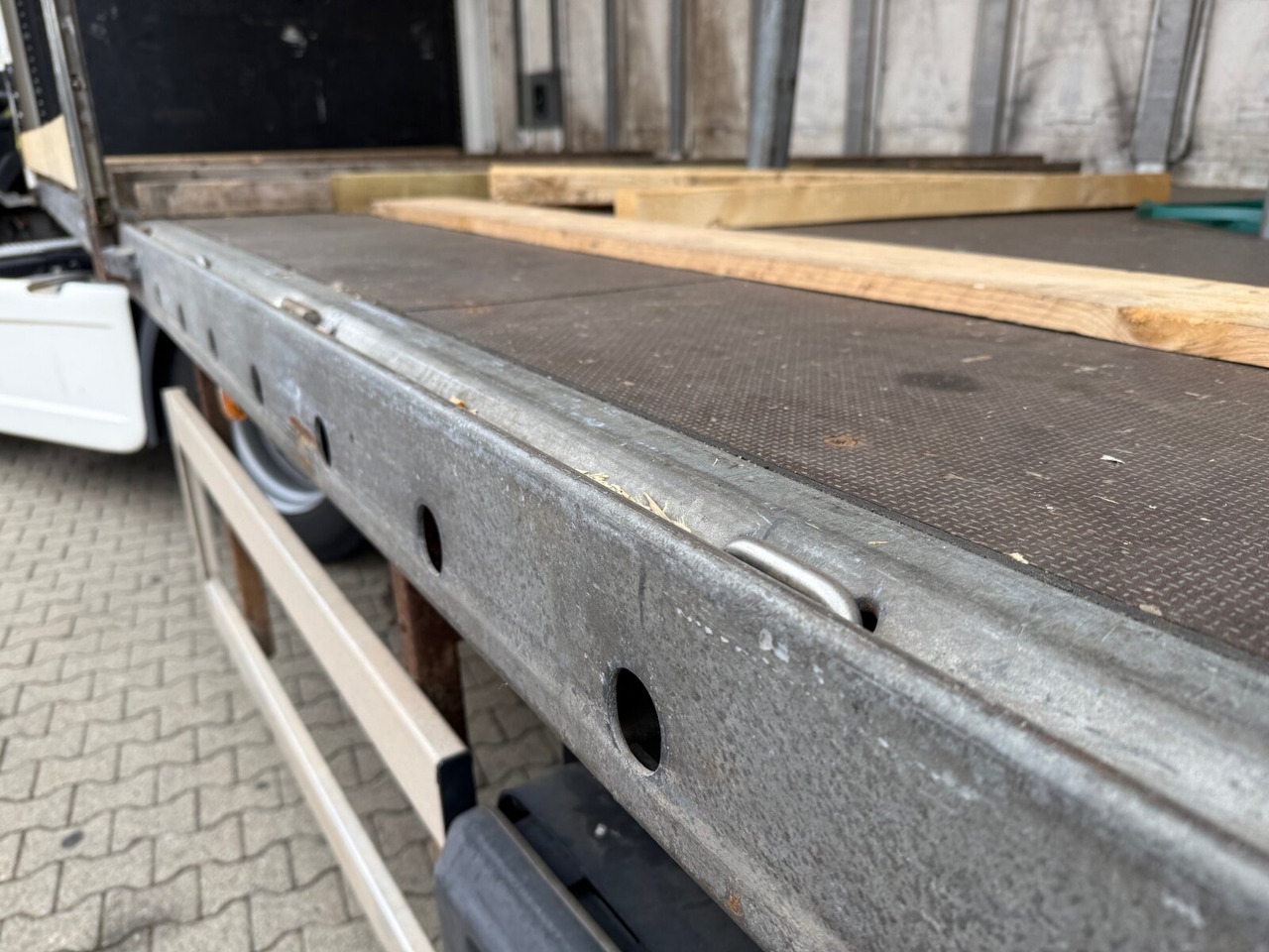 WEB Trailer LPRS 18 WEB Trailer LPRS 18, Liftachse, Zwangslenkung, Edscha, Stapleraufnahme - نصف مقطورة مسطحة: صور 2 WEB Trailer LPRS 18 WEB Trailer LPRS 18, Liftachse, Zwangslenkung, Edscha, Stapleraufnahme - نصف مقطورة مسطحة: صور 2