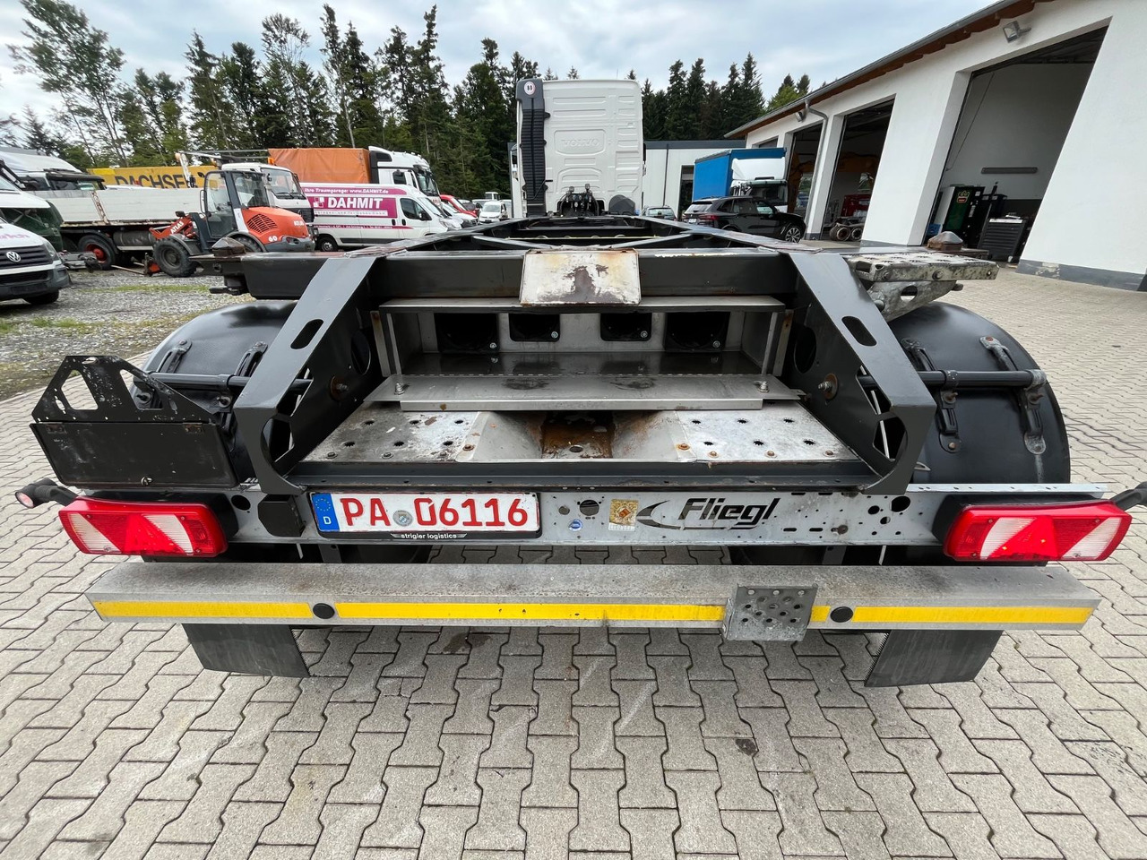 Fliegl Tank Container Chassis 20ft ADR - شاحنات الحاويات / جسم علوي قابل للتغيير نصف مقطورة: صور 4 Fliegl Tank Container Chassis 20ft ADR - شاحنات الحاويات / جسم علوي قابل للتغيير نصف مقطورة: صور 4