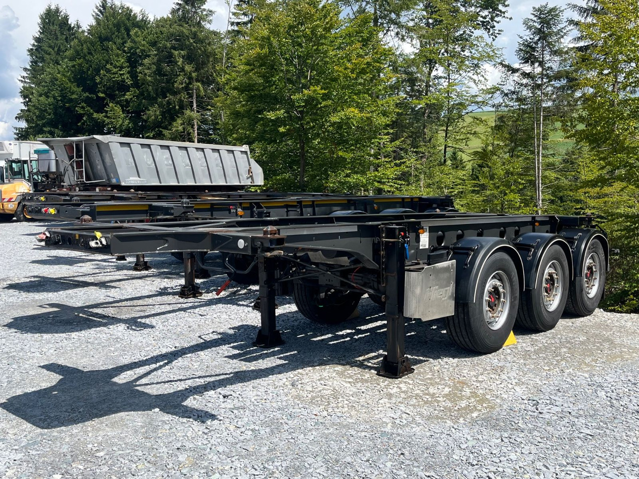 Fliegl Tank Container Chassis 20ft ADR - شاحنات الحاويات / جسم علوي قابل للتغيير نصف مقطورة: صور 1 Fliegl Tank Container Chassis 20ft ADR - شاحنات الحاويات / جسم علوي قابل للتغيير نصف مقطورة: صور 1