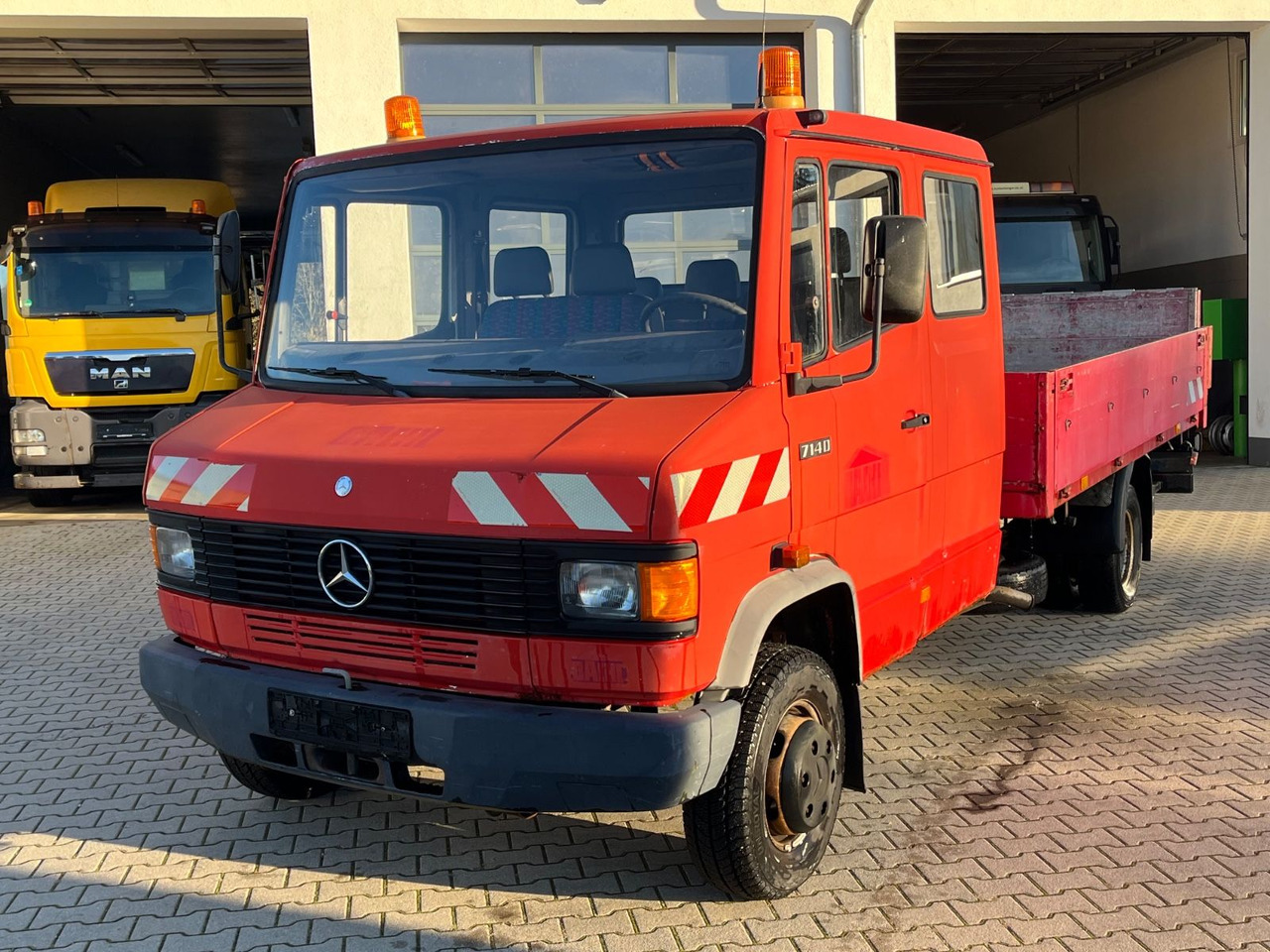 Mercedes-Benz 714D Doka Pritsche - الشاحنات الصغيرة المسطحة, الشاحنات الصغيرة كابينة مزدوجة: صور 1 Mercedes-Benz 714D Doka Pritsche - الشاحنات الصغيرة المسطحة, الشاحنات الصغيرة كابينة مزدوجة: صور 1