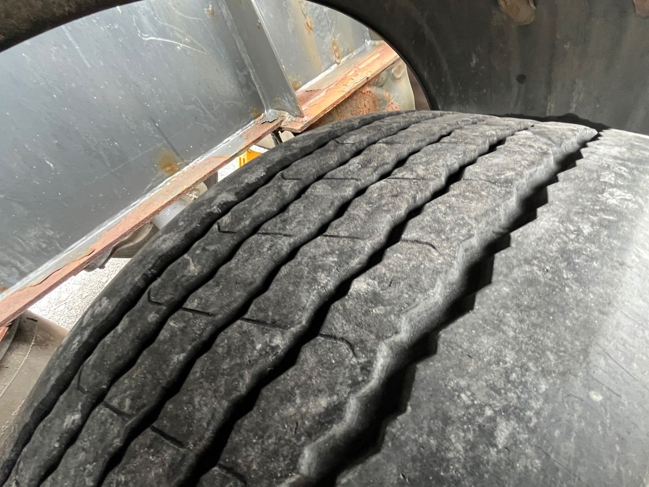 Schwarzmüller S1 R-Serie Tank Chassis ADR SAF Alufelgen - شاحنات الحاويات / جسم علوي قابل للتغيير نصف مقطورة: صور 5 Schwarzmüller S1 R-Serie Tank Chassis ADR SAF Alufelgen - شاحنات الحاويات / جسم علوي قابل للتغيير نصف مقطورة: صور 5