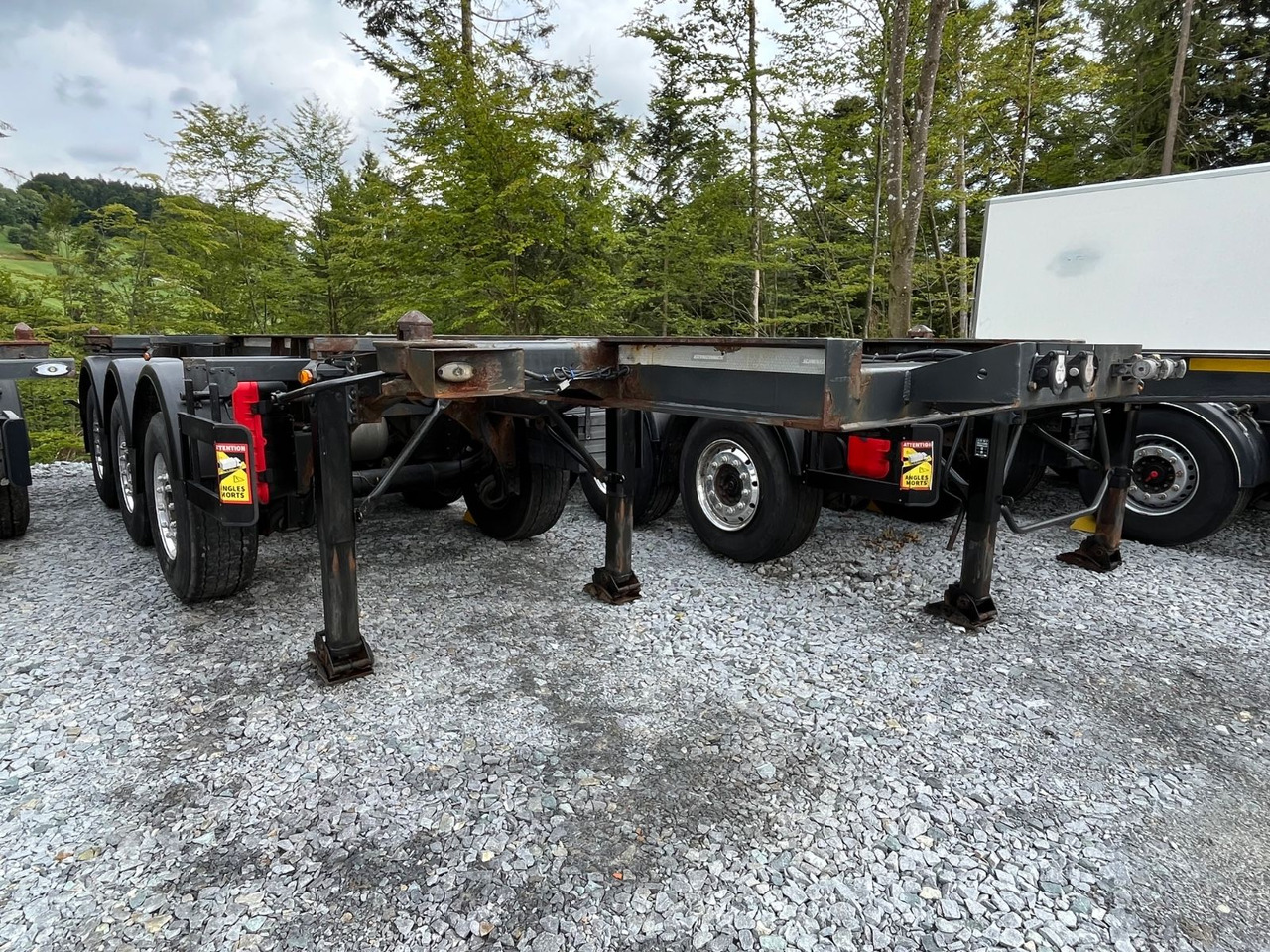 Schwarzmüller S1 R-Serie Tank Chassis ADR SAF Alufelgen - شاحنات الحاويات / جسم علوي قابل للتغيير نصف مقطورة: صور 1 Schwarzmüller S1 R-Serie Tank Chassis ADR SAF Alufelgen - شاحنات الحاويات / جسم علوي قابل للتغيير نصف مقطورة: صور 1