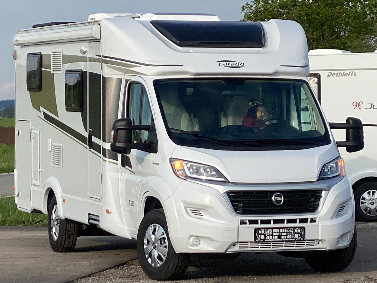 Carado T 337, mit Klima, Solar,SAT,Längsbetten - موتر هوم شبه متكامل: صور 1 Carado T 337, mit Klima, Solar,SAT,Längsbetten - موتر هوم شبه متكامل: صور 1