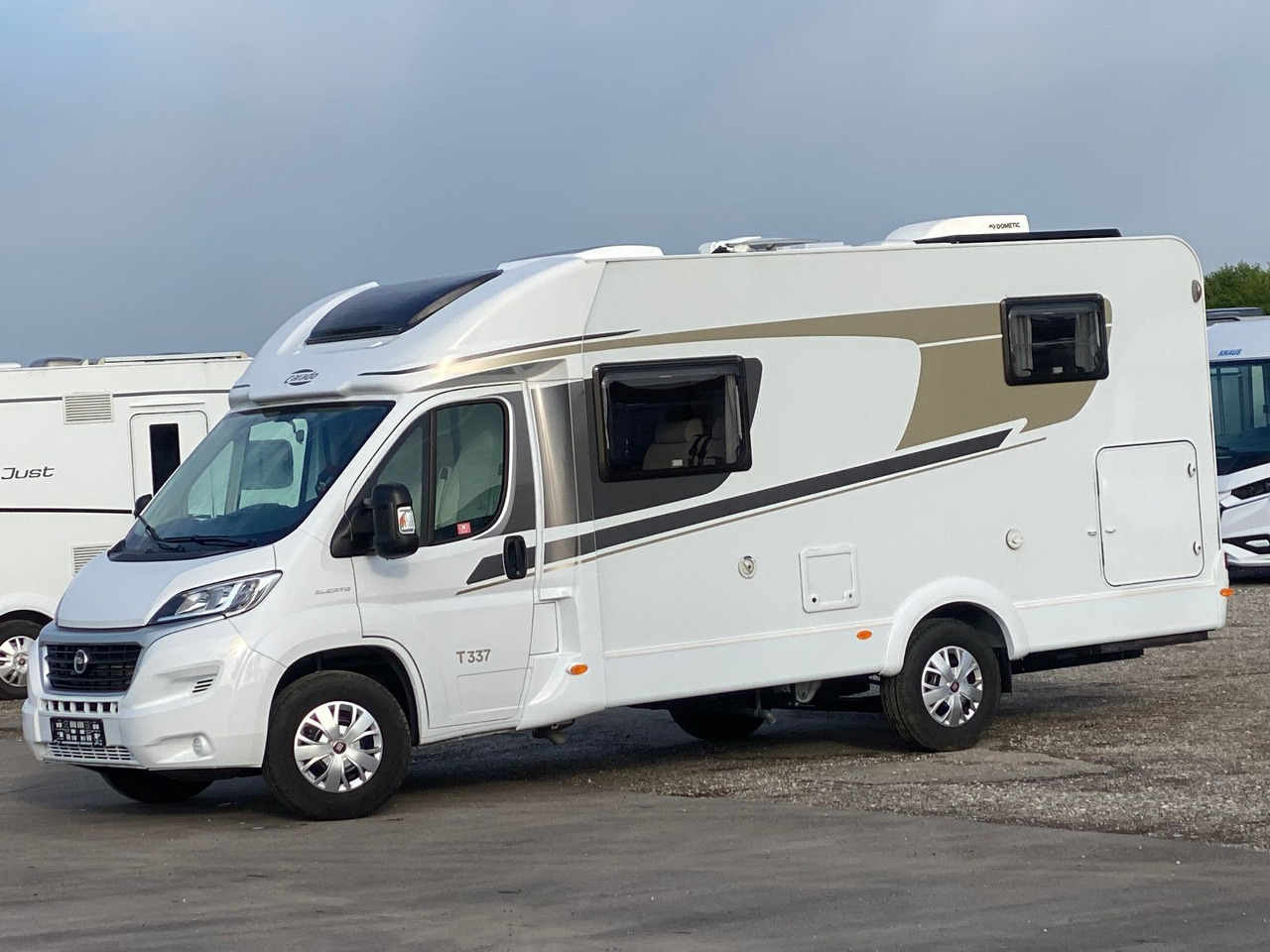 Carado T 337, mit Klima, Solar,SAT,Längsbetten - موتر هوم شبه متكامل: صور 2 Carado T 337, mit Klima, Solar,SAT,Längsbetten - موتر هوم شبه متكامل: صور 2