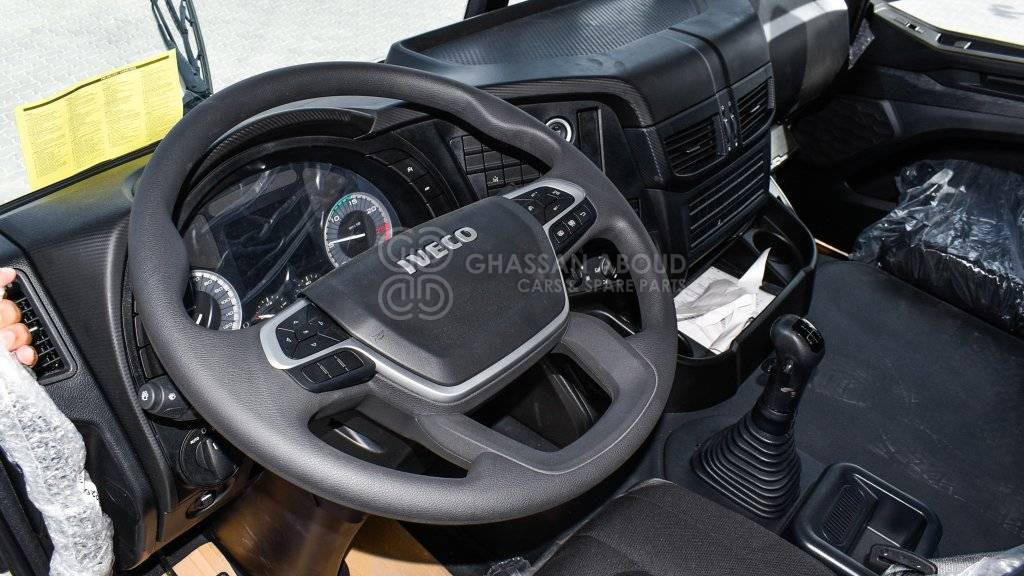 Interior photo 3: الشاسيه شاحنة IVECO T-WAY Chassis  6×4 AD380T47H WHEELBASE 4500 MY25