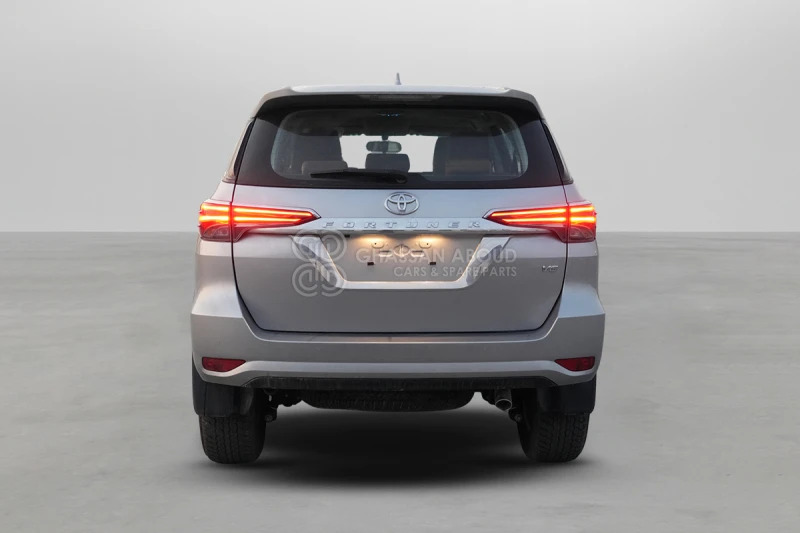 Toyota Fortuner 4x4 - سيارة دفع رباعي: صور 5 Toyota Fortuner 4x4 - سيارة دفع رباعي: صور 5