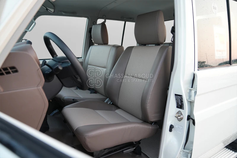 Toyota Land Cruiser Pick Up LC79 4X4 DC - شاحنة البيك أب: صور 5 Toyota Land Cruiser Pick Up LC79 4X4 DC - شاحنة البيك أب: صور 5
