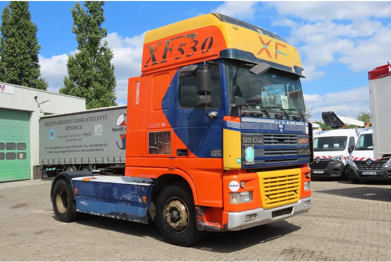 DAF XF 530 type E4, Manual!!! - شاحنة جرار: صور 1 DAF XF 530 type E4, Manual!!! - شاحنة جرار: صور 1