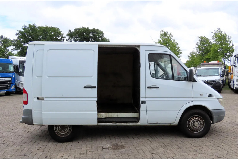 Mercedes-Benz Sprinter 208 3 seats. Very good bus! 100% engine and gearbox! France use - فان: صور 3 Mercedes-Benz Sprinter 208 3 seats. Very good bus! 100% engine and gearbox! France use - فان: صور 3