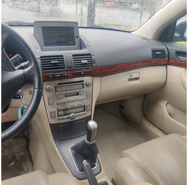 سيارة Toyota Avensis: صور 9