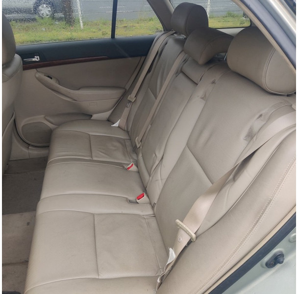 سيارة Toyota Avensis: صور 10