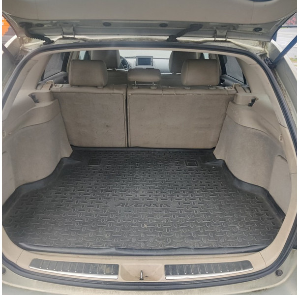 سيارة Toyota Avensis: صور 11