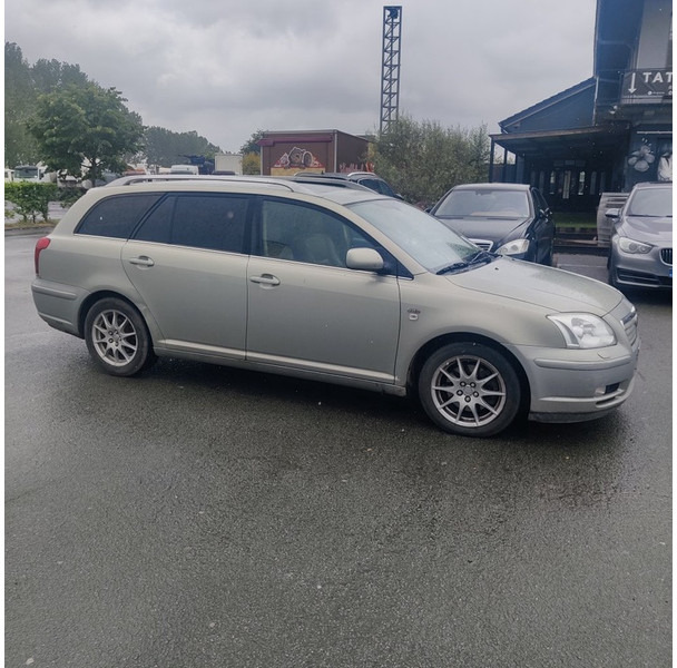 سيارة Toyota Avensis: صور 7