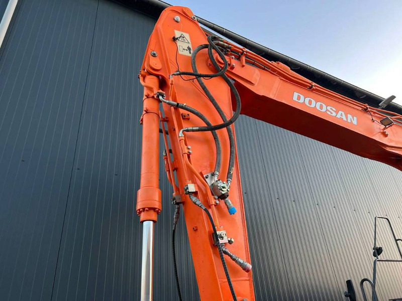 حفارة على عجلات Doosan DX170W: صور 18