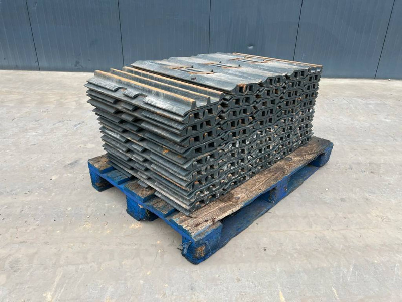 Hyundai R210 / R215 / R220 Shoes 3 Grouser 600mm - الإطار / الشاسيه - آلات البناء: صور 1 Hyundai R210 / R215 / R220 Shoes 3 Grouser 600mm - الإطار / الشاسيه - آلات البناء: صور 1