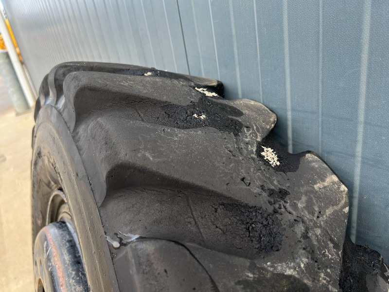 Michelin 1000 x 20 banden / 10.00 x 20: 1x2 Reifen - الإطارات والجنوط - آلات البناء: صور 4 Michelin 1000 x 20 banden / 10.00 x 20: 1x2 Reifen - الإطارات والجنوط - آلات البناء: صور 4