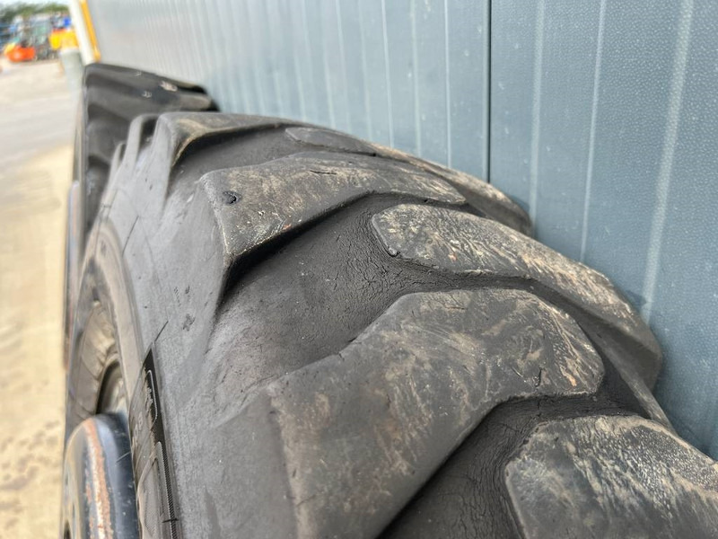 Michelin 1000 x 20 banden / 10.00 x 20: 1x2 Reifen - الإطارات والجنوط - آلات البناء: صور 3 Michelin 1000 x 20 banden / 10.00 x 20: 1x2 Reifen - الإطارات والجنوط - آلات البناء: صور 3