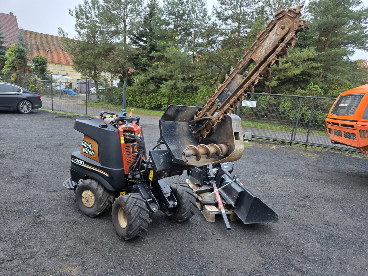 Ditch Witch R300 - حفارة مصغرة: صور 1 Ditch Witch R300 - حفارة مصغرة: صور 1