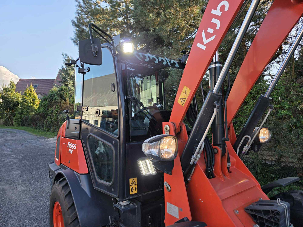 Kubota R065 HW - لودر مفصلي صغير: صور 5 Kubota R065 HW - لودر مفصلي صغير: صور 5