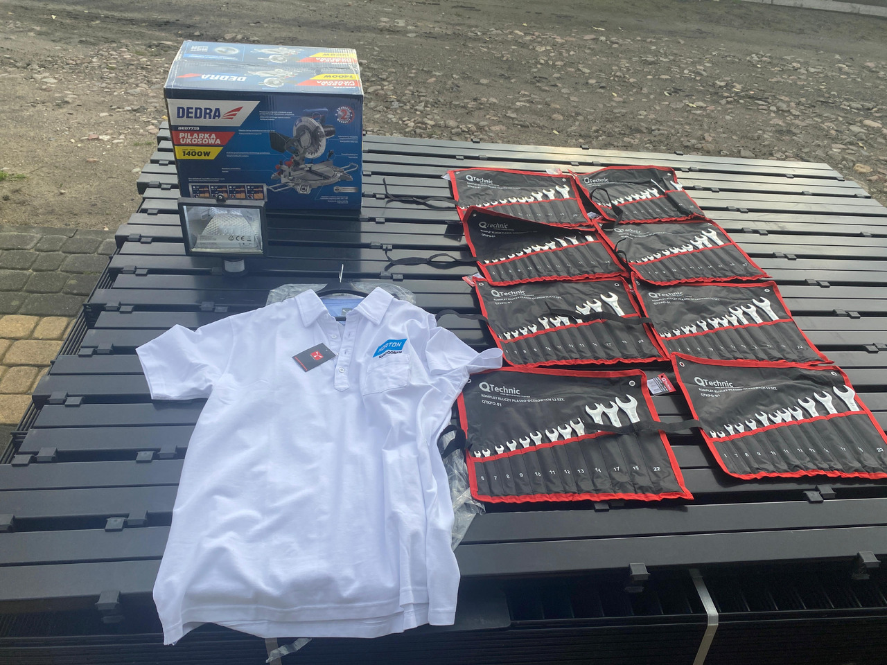 Norton, Dedra ukośnica, zestaw kluczy, lampa z czujnikiem, koszulka Polo - أخرى: صور 1 Norton, Dedra ukośnica, zestaw kluczy, lampa z czujnikiem, koszulka Polo - أخرى: صور 1