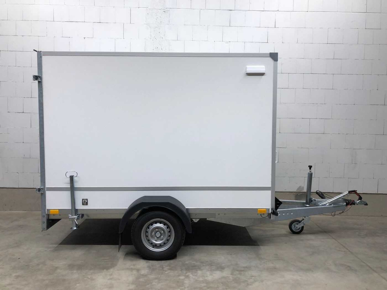 BLYSS F1326HD Kofferanhänger - بصندوق مغلق مقطورة: صور 1 BLYSS F1326HD Kofferanhänger - بصندوق مغلق مقطورة: صور 1