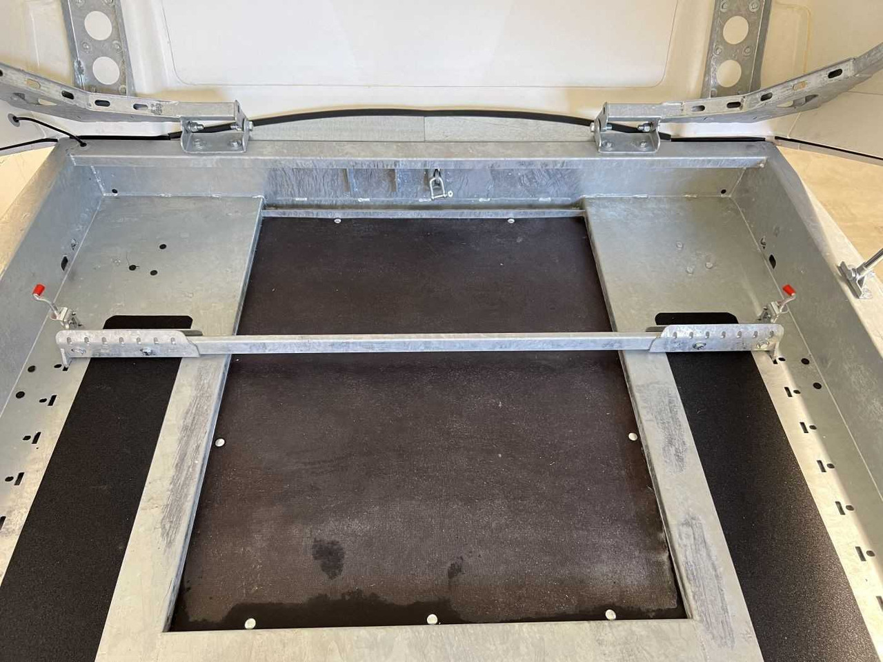 BRIAN_JAMES Race Shuttle 2 Autotransporter geschlossen - شاحنة نقل سيارات مقطورة: صور 5 BRIAN_JAMES Race Shuttle 2 Autotransporter geschlossen - شاحنة نقل سيارات مقطورة: صور 5