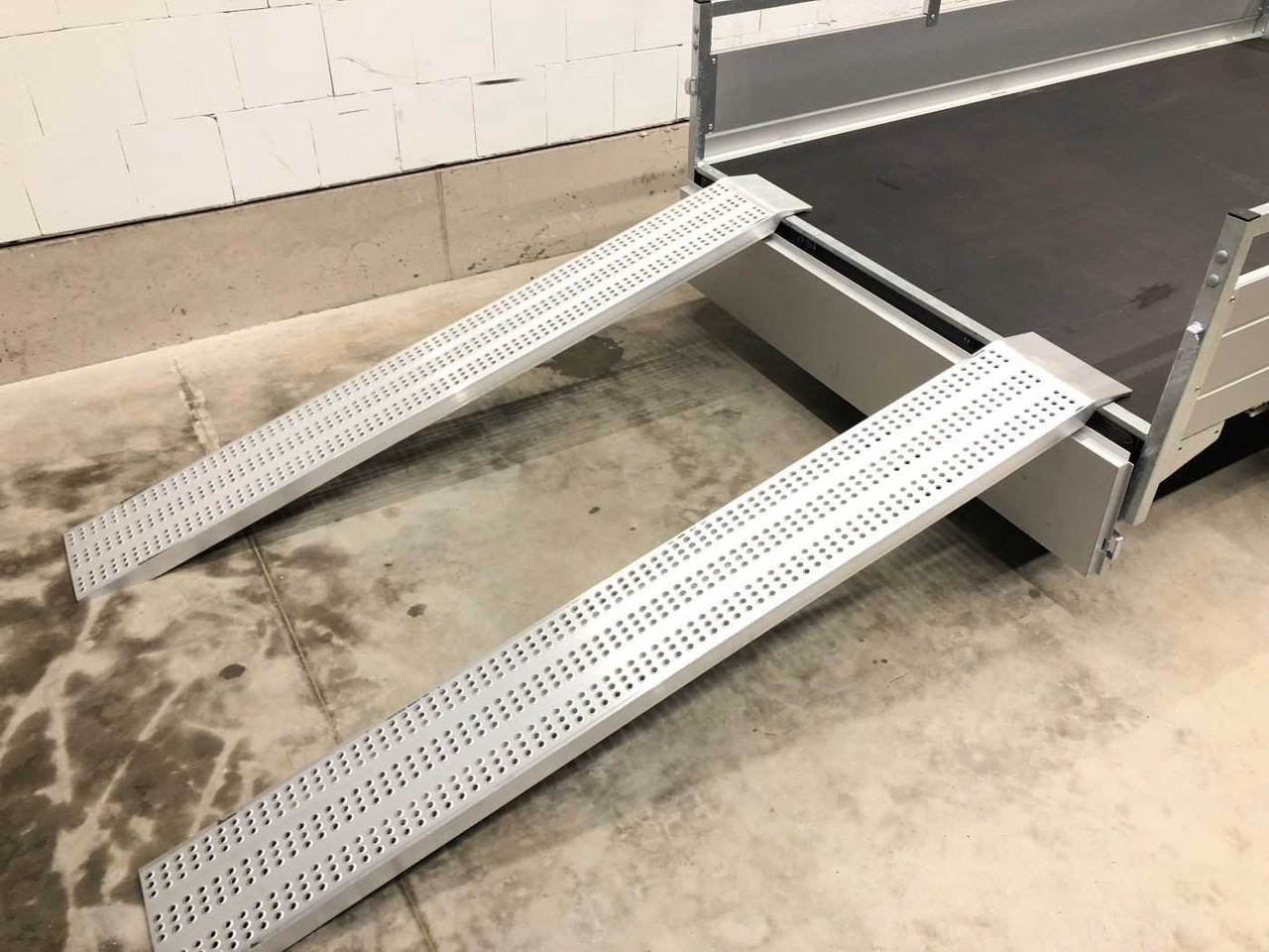 SARIS McAlu Pro 255 153 1500 1 Rampe Kastenanhänger ge - مقطورات السيارات: صور 4 SARIS McAlu Pro 255 153 1500 1 Rampe Kastenanhänger ge - مقطورات السيارات: صور 4