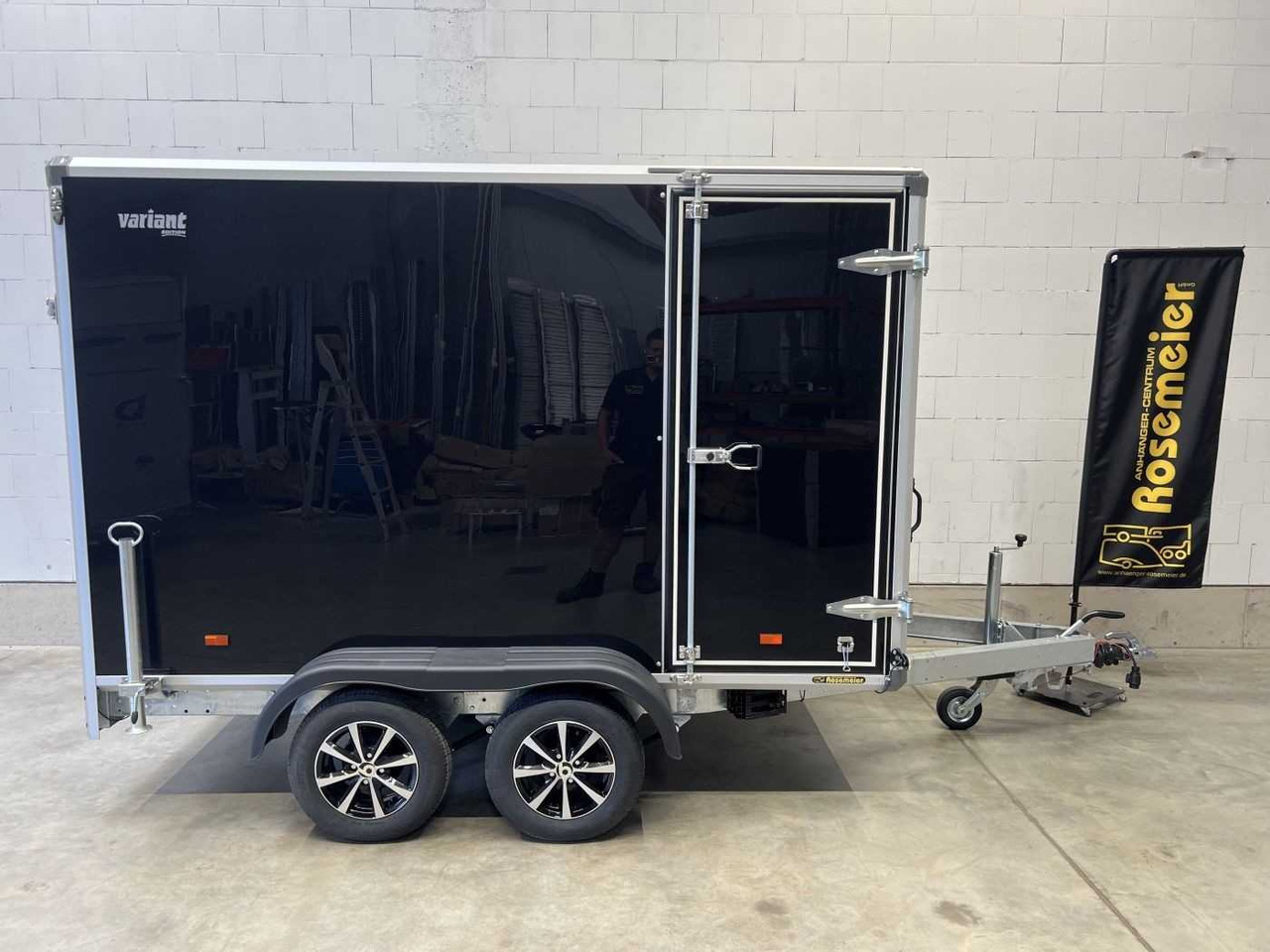 VARIANT Night Edition Tandem Rampe Tür Kofferanhänger - بصندوق مغلق مقطورة: صور 2 VARIANT Night Edition Tandem Rampe Tür Kofferanhänger - بصندوق مغلق مقطورة: صور 2