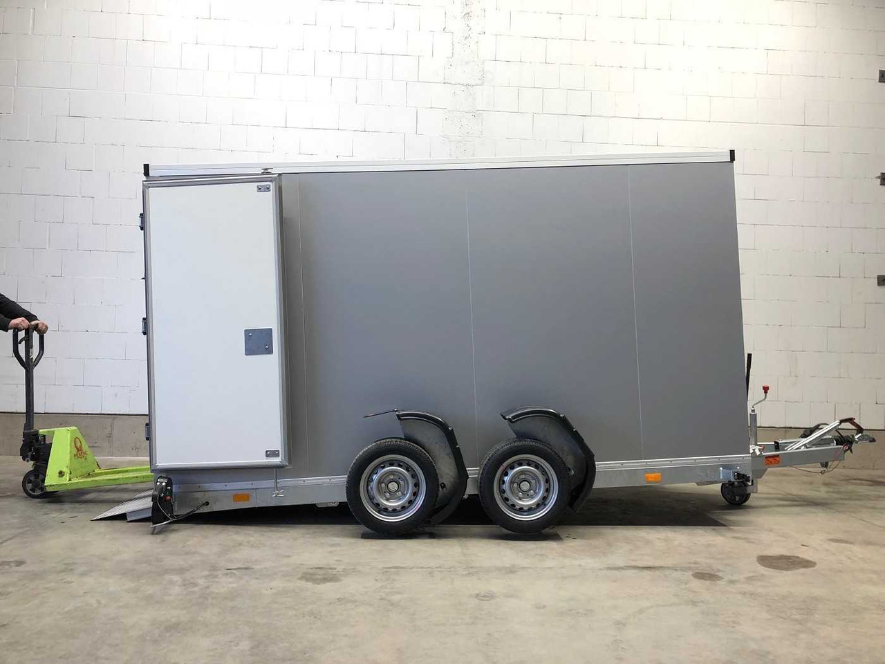 VEZEKO Husky FB K 35.35 Absenker Kofferanhänger - بصندوق مغلق مقطورة: صور 2 VEZEKO Husky FB K 35.35 Absenker Kofferanhänger - بصندوق مغلق مقطورة: صور 2