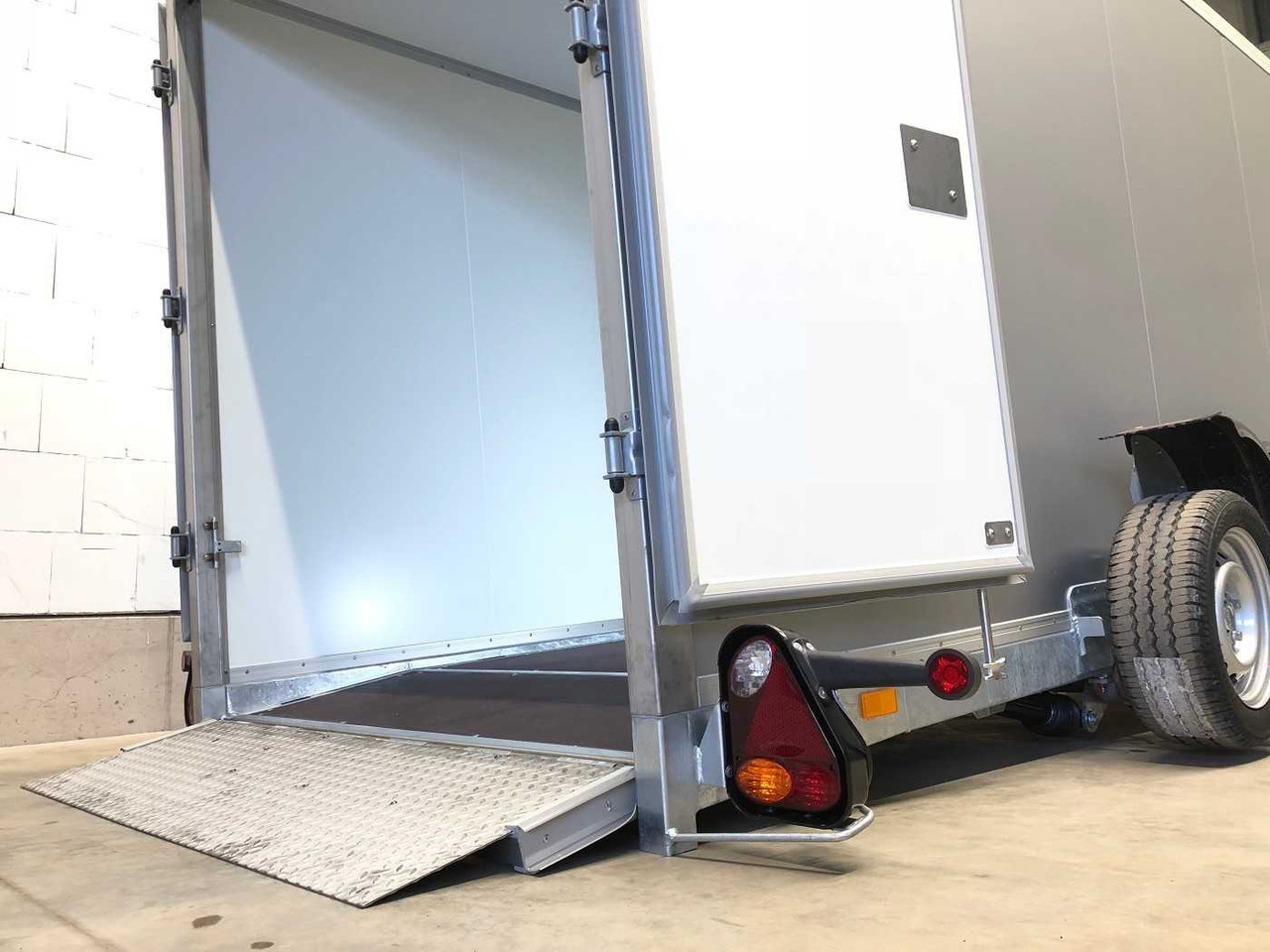 VEZEKO Husky FB K 35.35 Absenker Kofferanhänger - بصندوق مغلق مقطورة: صور 5 VEZEKO Husky FB K 35.35 Absenker Kofferanhänger - بصندوق مغلق مقطورة: صور 5