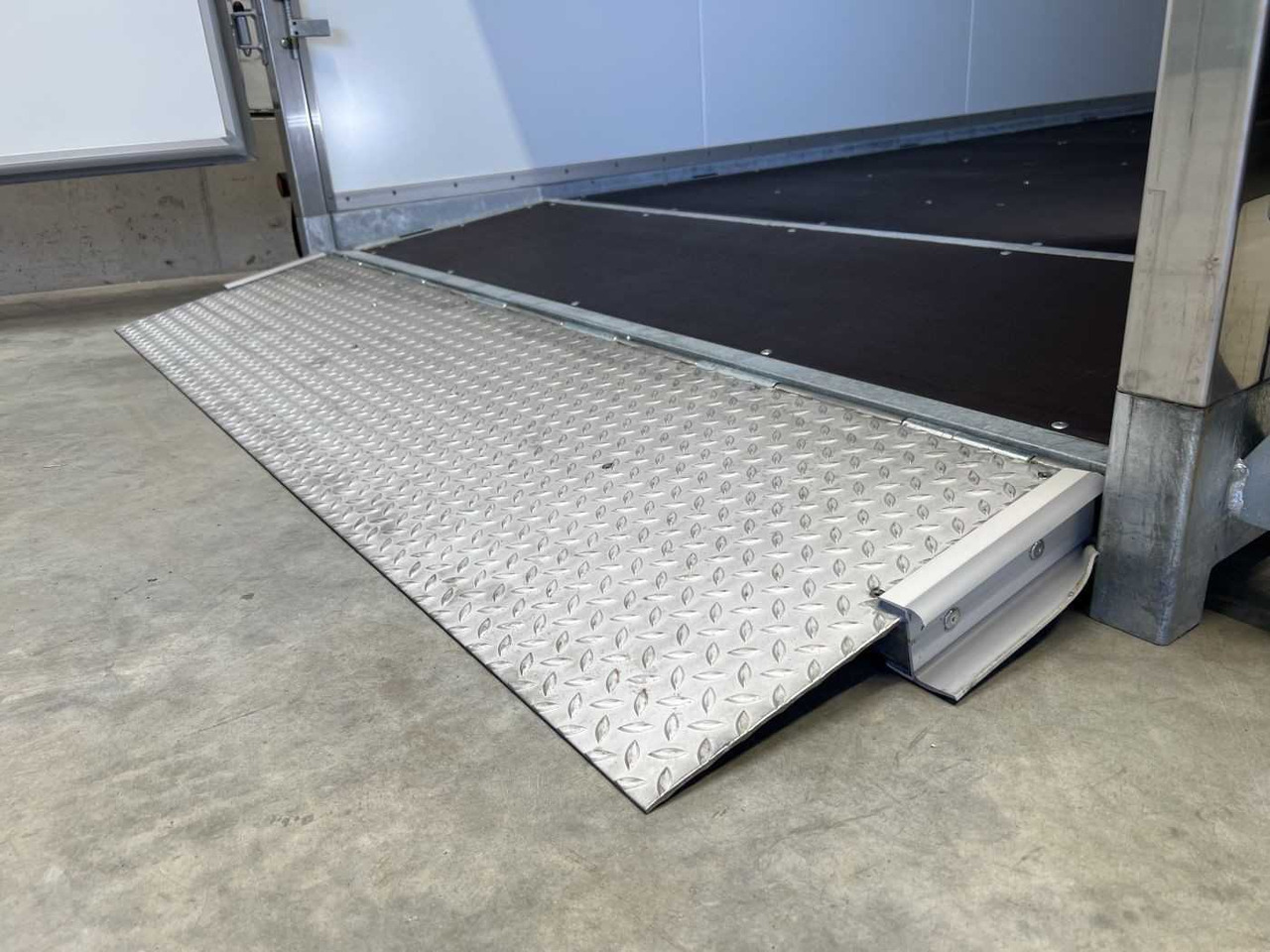 VEZEKO Husky FB K 35.40 EP Tür Kofferanhänger Absenker - بصندوق مغلق مقطورة: صور 3 VEZEKO Husky FB K 35.40 EP Tür Kofferanhänger Absenker - بصندوق مغلق مقطورة: صور 3
