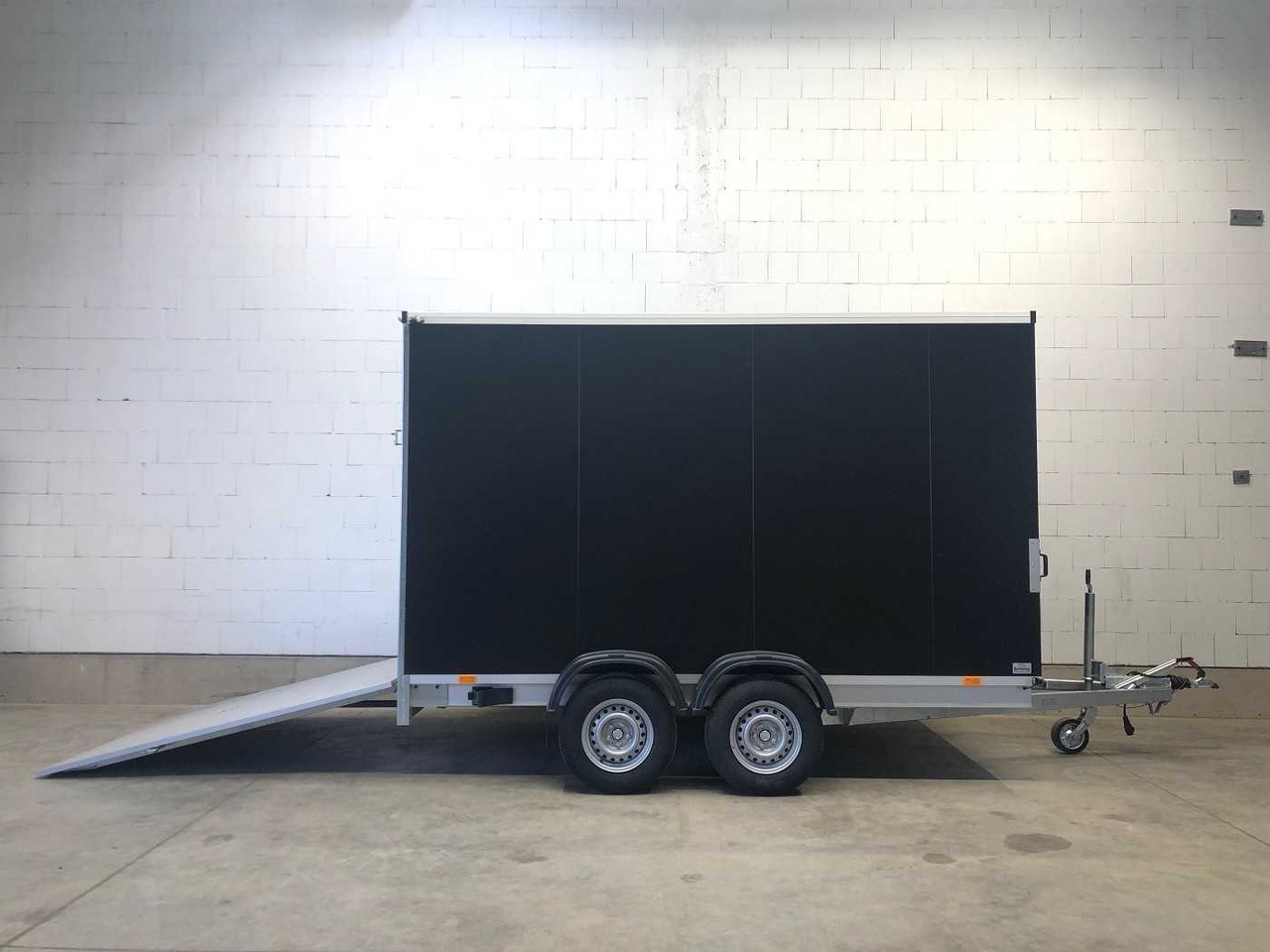 VEZEKO TK C 27.35 Rampe Kofferanhänger - بصندوق مغلق مقطورة: صور 1 VEZEKO TK C 27.35 Rampe Kofferanhänger - بصندوق مغلق مقطورة: صور 1