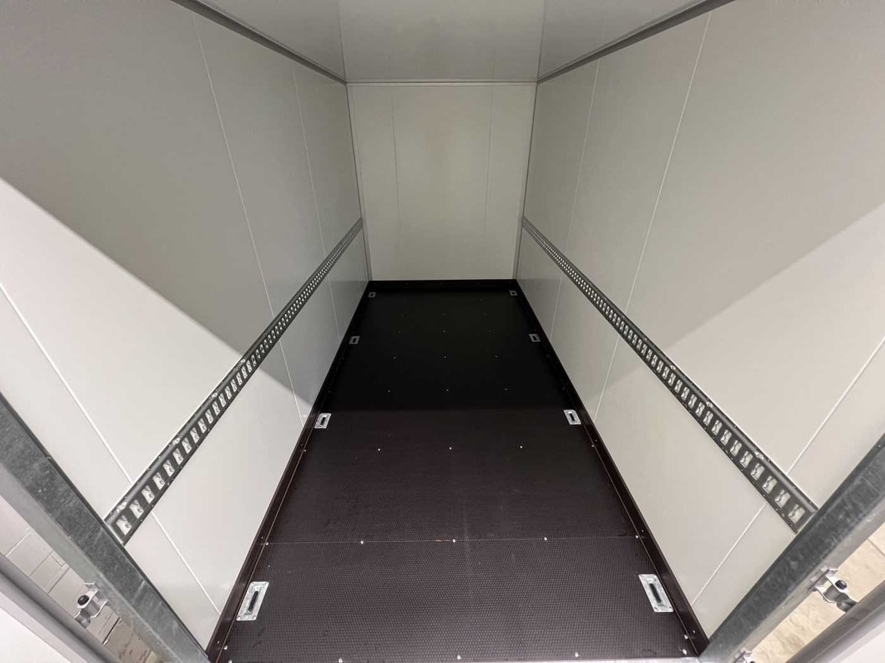 VEZEKO TK D 35.40 SP Flügeltüren Sond Kofferanhänger - بصندوق مغلق مقطورة: صور 3 VEZEKO TK D 35.40 SP Flügeltüren Sond Kofferanhänger - بصندوق مغلق مقطورة: صور 3