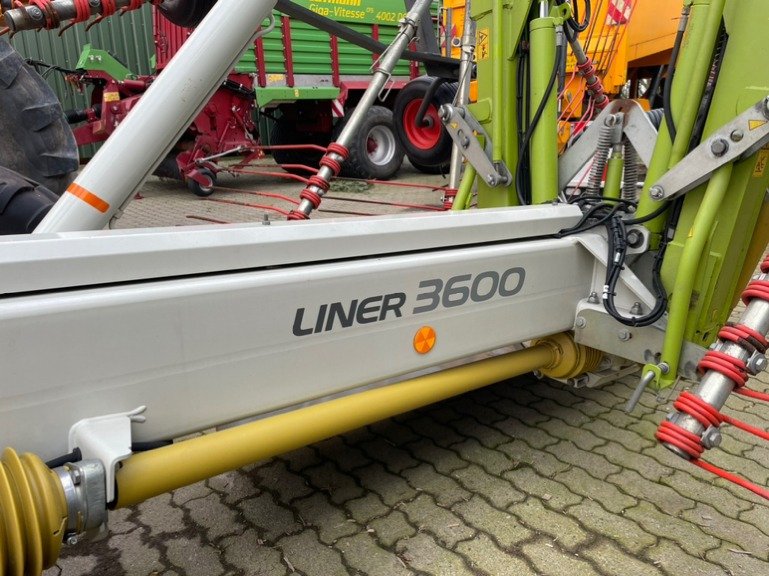 CLAAS Liner 3600 - لمّامَة القش: صور 4 CLAAS Liner 3600 - لمّامَة القش: صور 4