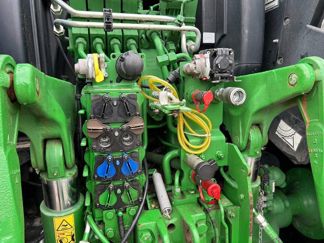 John Deere 6215R - جرار: صور 4 John Deere 6215R - جرار: صور 4