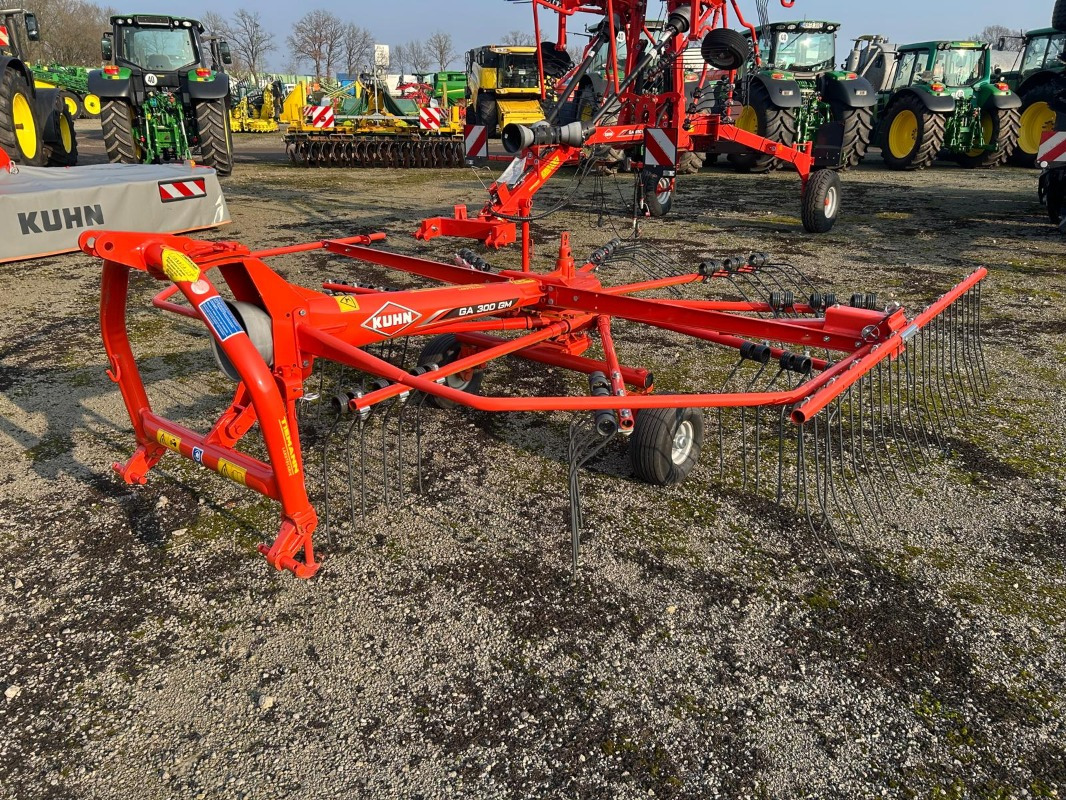 Kuhn GA 300 GM - لمّامَة القش: صور 1 Kuhn GA 300 GM - لمّامَة القش: صور 1