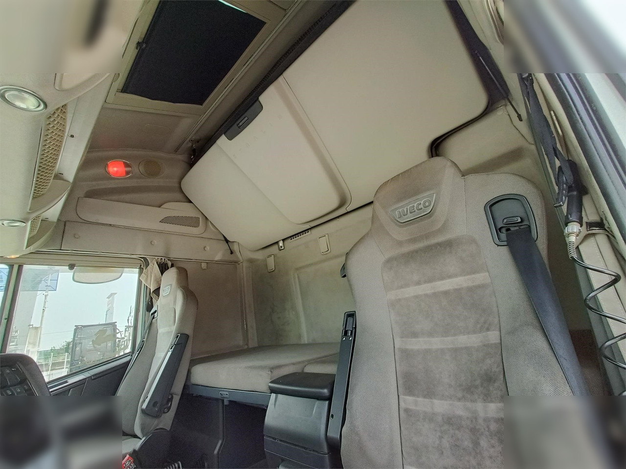 Interior photo 2: شاحنة جرار IVECO STRALIS 500