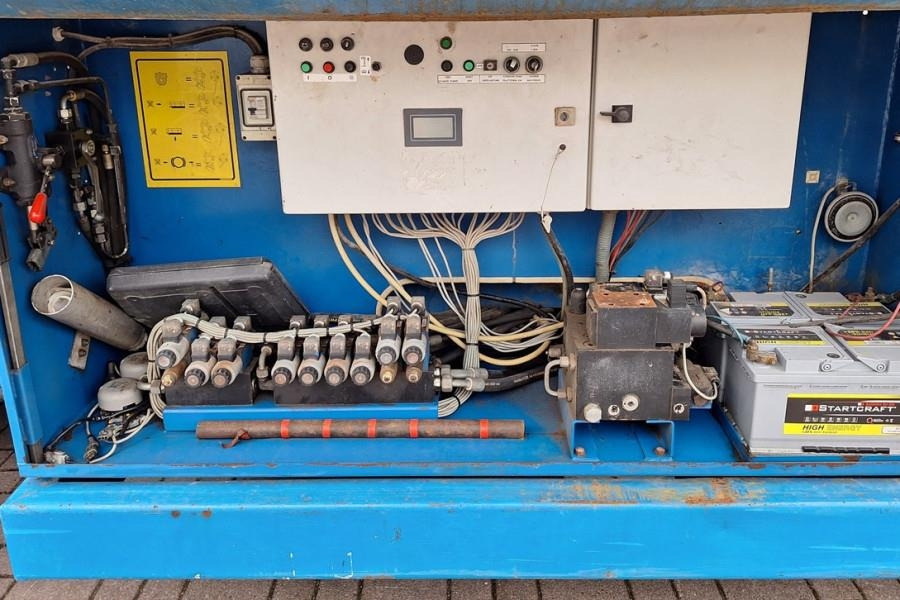 Holland Lift Megastar G320DL30 4WDS/N Diesel, 4x4x4 Drive, 34m - رافعات مقصية: صور 5 Holland Lift Megastar G320DL30 4WDS/N Diesel, 4x4x4 Drive, 34m - رافعات مقصية: صور 5