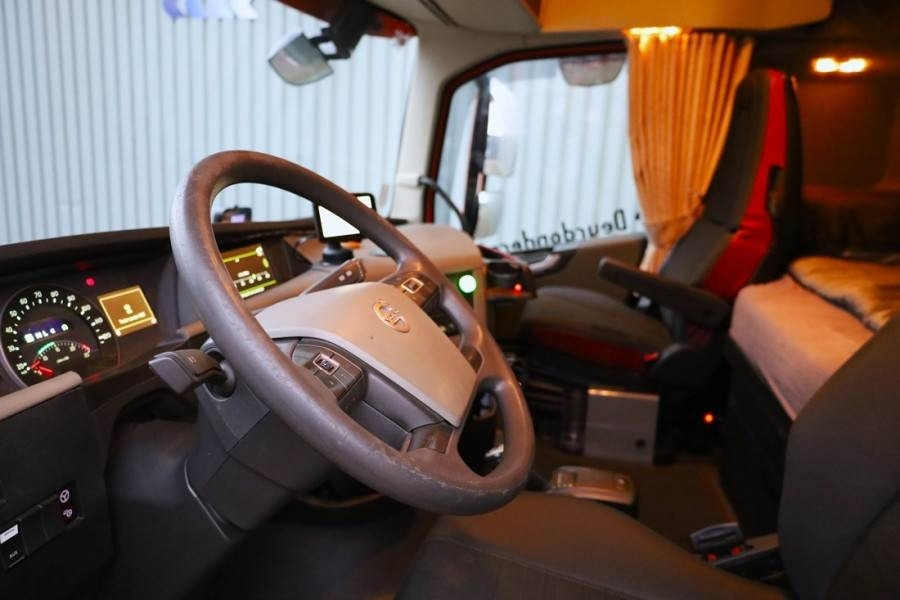 Volvo FH12 With Cormach 135t/m Crane Volvo FH12 10x4 Wit - رافعة لجميع التضاريس: صور 4 Volvo FH12 With Cormach 135t/m Crane Volvo FH12 10x4 Wit - رافعة لجميع التضاريس: صور 4