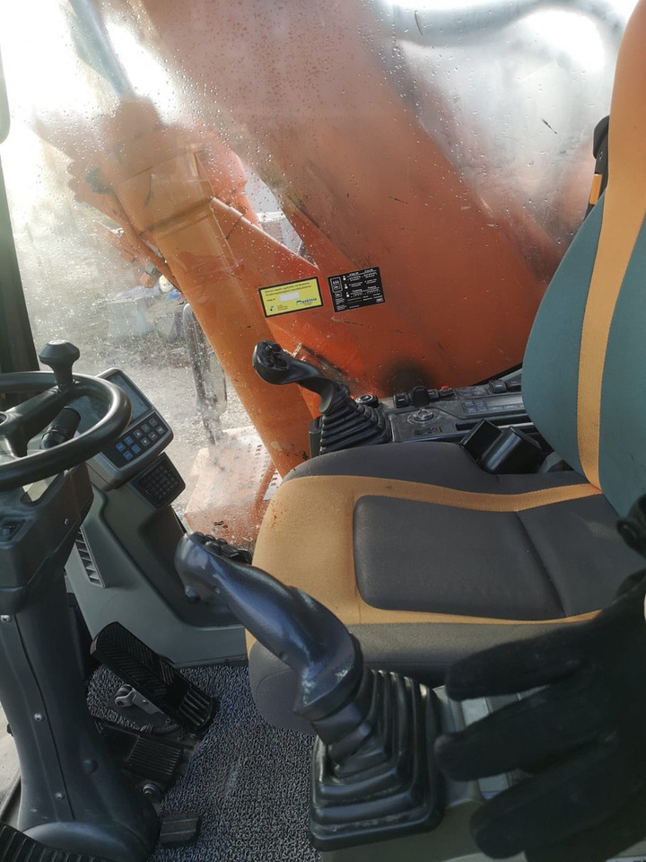 Doosan DX 140 - حفارة على عجلات: صور 4 Doosan DX 140 - حفارة على عجلات: صور 4