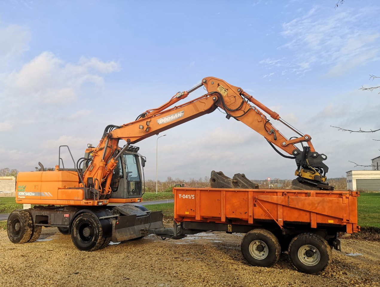 Doosan DX 140 - حفارة على عجلات: صور 1 Doosan DX 140 - حفارة على عجلات: صور 1