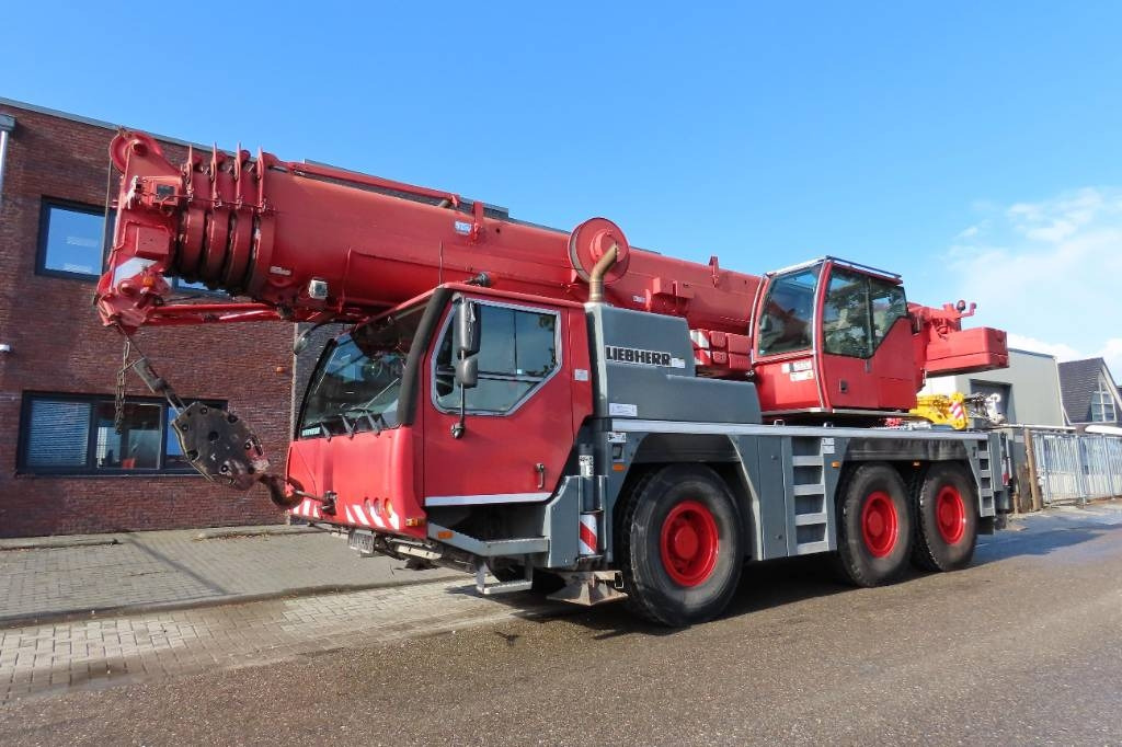 Liebherr LTM 1055-3.2 - رافعة لجميع التضاريس: صور 1 Liebherr LTM 1055-3.2 - رافعة لجميع التضاريس: صور 1