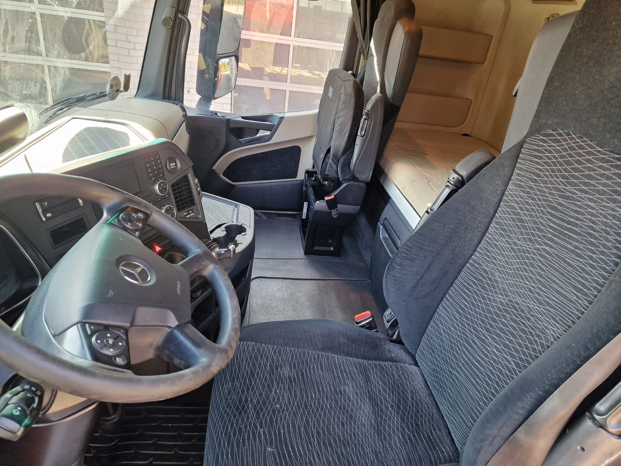 MERCEDES-BENZ 1845 Retarder Actros - شاحنة جرار: صور 5 MERCEDES-BENZ 1845 Retarder Actros - شاحنة جرار: صور 5