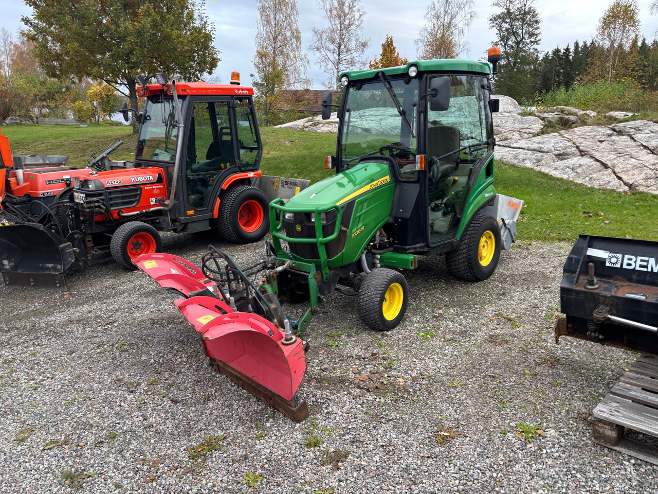 John Deere 1026R - جرار: صور 1 John Deere 1026R - جرار: صور 1