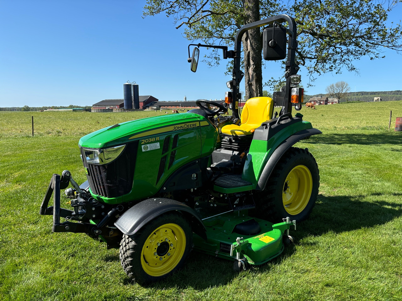 John Deere 2038R - جرار: صور 1 John Deere 2038R - جرار: صور 1
