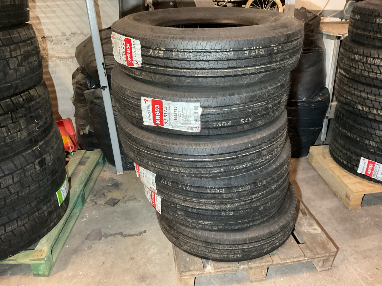 Kumho KRS03 8.5R17.5 - الإطارات - شاحنة: صور 1 Kumho KRS03 8.5R17.5 - الإطارات - شاحنة: صور 1
