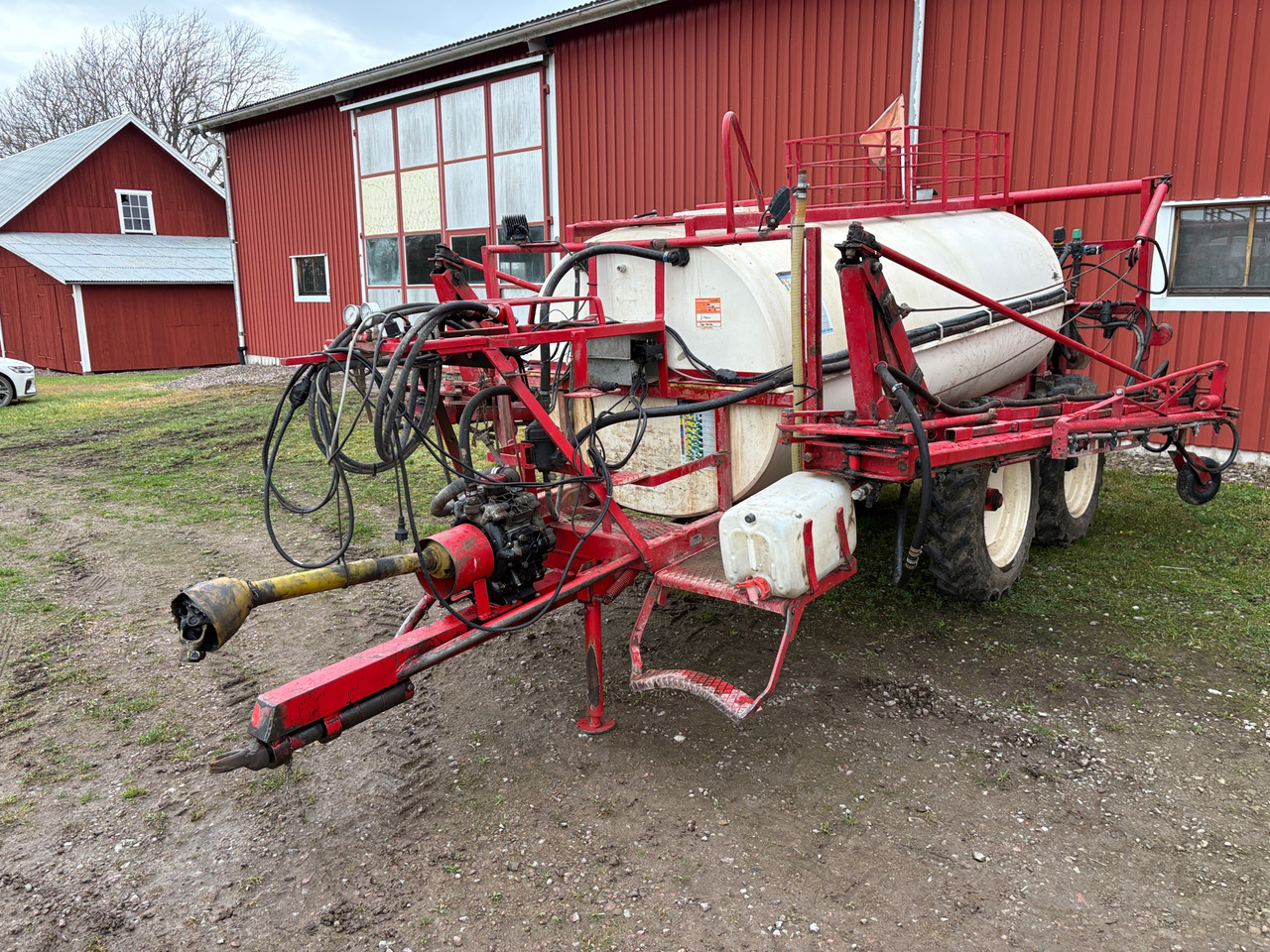 Lindus 24m/3600L - آلة الرش المقطورة: صور 1 Lindus 24m/3600L - آلة الرش المقطورة: صور 1