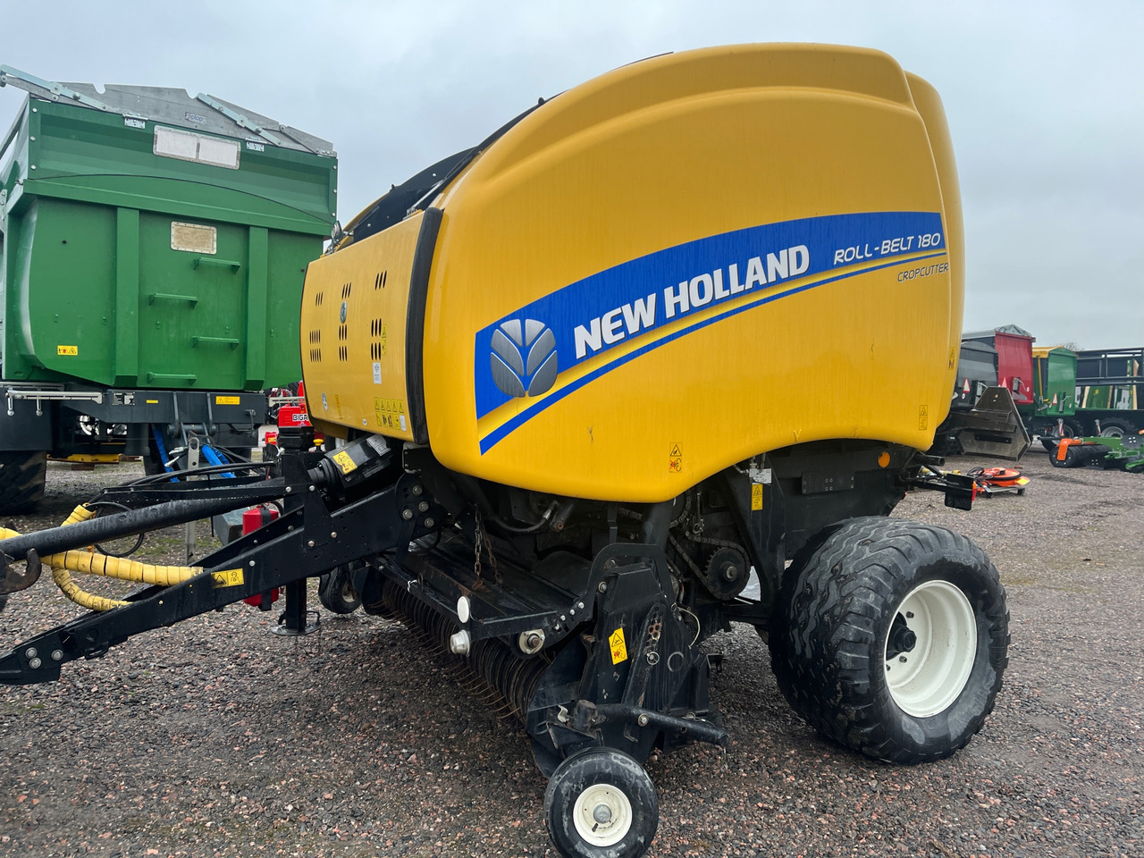New Holland Roll-Belt 180 Cropcutter - مكبس القش الدائري: صور 1 New Holland Roll-Belt 180 Cropcutter - مكبس القش الدائري: صور 1