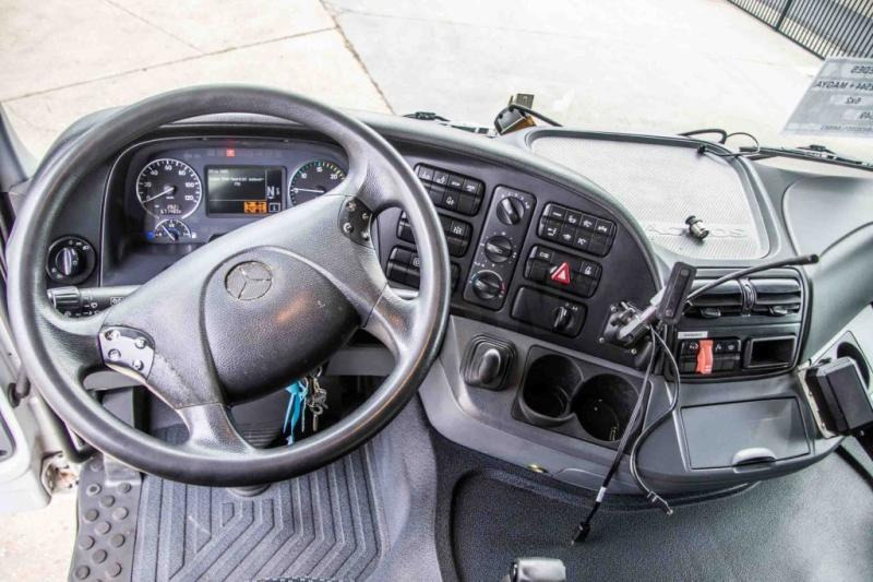 Interior photo 2: شاحنة صهريج Mercedes ACTROS 2544-MP3+MAGYAR INOX18.200L+17.700L/2X6COMP