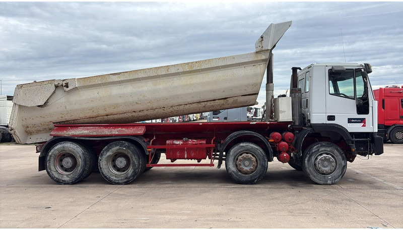 Iveco EUROTRAKKER 320 E 35 (GRAND PONT / LAMES / POMPE MANUELLE / 8X4 / CURSOR 8) - قلابات: صور 4 Iveco EUROTRAKKER 320 E 35 (GRAND PONT / LAMES / POMPE MANUELLE / 8X4 / CURSOR 8) - قلابات: صور 4